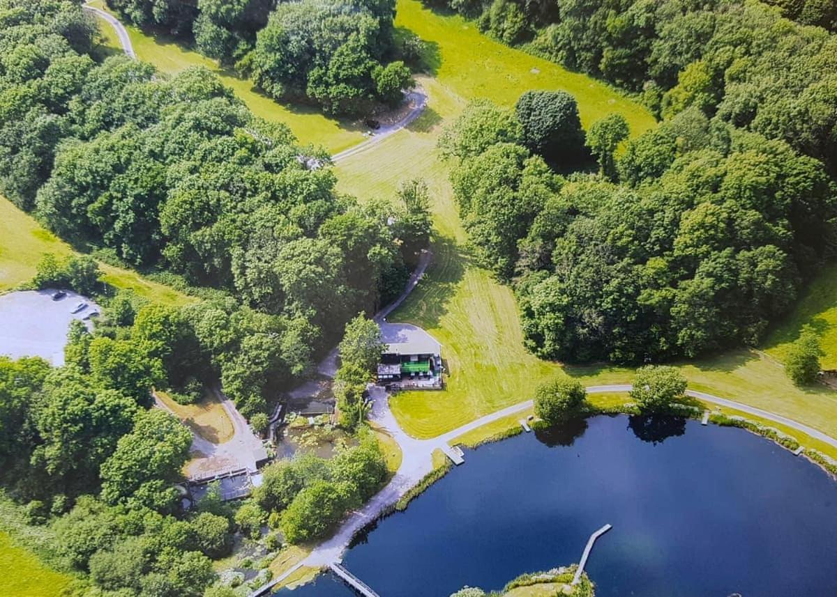 ホテル Garnffrwd Park Llanddarog エクステリア 写真